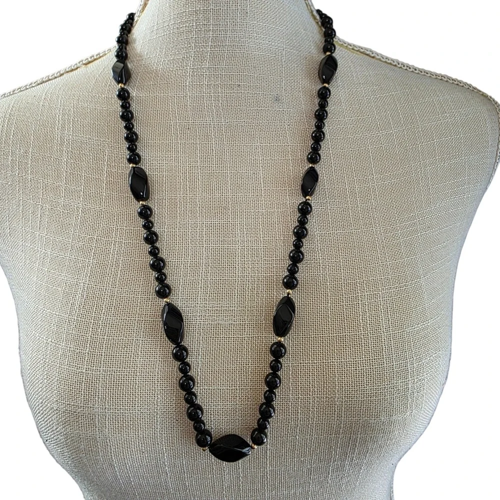 Black Onyx Chalcedony Bead Necklace Oval Faceted Charm Gold Tone‎ Accent